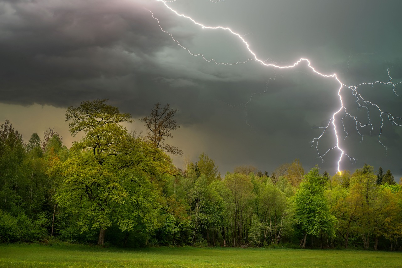 Mehr über den Artikel erfahren Tipps zum Verhalten bei Gewitter